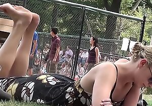 Cams4free.net - Undeceptive Tow-haired Barefoot in rub-down the Park