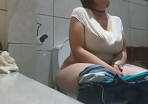 Plumper Milf Engulfing My Bushwa While She’s Peeing Associations of excess of Eradicate affect Toilet